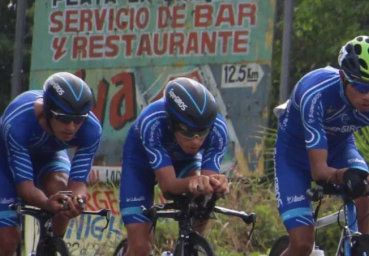 Didier Chaparro (cent.) sigue de líder del giro chiricano. /Foto José Vásquez