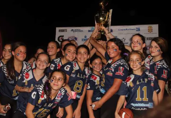 AIP Fighting Owls en la categoría mini con el trofeo de campeonas. /Foto Cortesía