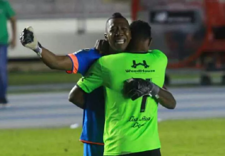 El portero Elieser Powell de Costa del Este, llora y abraza un compañero de su equipo por la clasificación a la final de la LPF. /Foto Anayansi Gómez