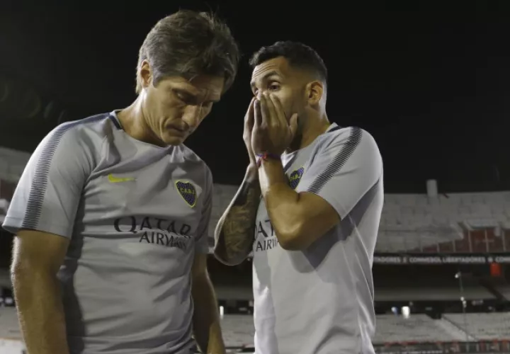 Carlos Tévez (derecha) habla con el técnico de Boca, Guillermo Barros Schelotto. /Foto EFE
