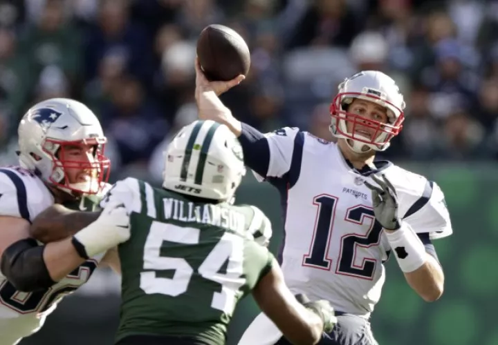 Tom Brady durante una jugada del partido. /Foto EFE