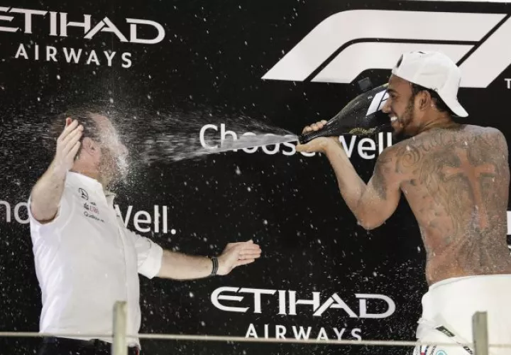 Lewis Hamilton celebra en el podio. /Foto EFE