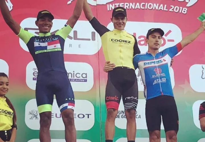 Carlos Samudio (c) junto al panameño Jurado (izq.) y Camilo Castiblanco  en el podio. /Foto Mayra Madrid