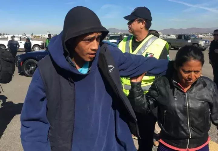 Miembros de la caravana migrante regresan por iniciativa propia a su país, en un avión de la Policía Federal. EFE