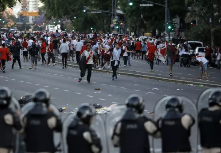 Aficionados de River Plate se enfrentan a la policía. /Foto AP