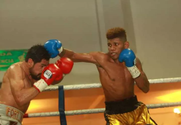El panameño Alexander "Zurdo" Durán intercambia golpes contra el mexicano Adrián "Diamante" Estrella, a quien derrotó en las tarjetas y se llevó el campeonato júnior wélter. 