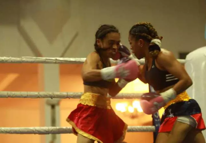 Batalla campal: La panameña Yaditza “Tigrilla” Pérez y  Eva “La Ley” Guzmán intercambian golpes, se enfrentaron en un tremendo combate, en el que la sudamericana sacó la mejor parte en la apreciación de los jueces.