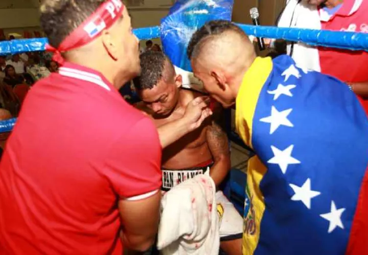 ‘Tractor’ arrolló a Ríos:  El venezolano Otto “Tractor’ Gámez se dirige hacia Luis “Pan Blanco” Ríos, luego de que la esquina del panameño lanzara la toalla al “ring”, para que el árbitro detuviera el combate.