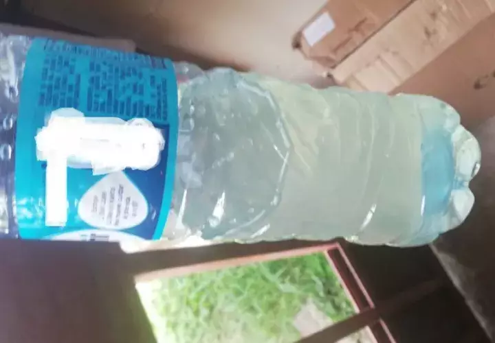 Los residentes del área de Los Andes no  confían en tomar agua directo del grifo por temor a enfermarse. /Foto: Cortesía