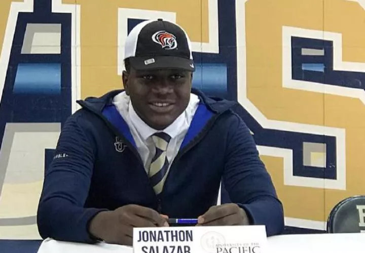 Jonathan Salazar, firmando su vínculo universitario. @PacificMensBB