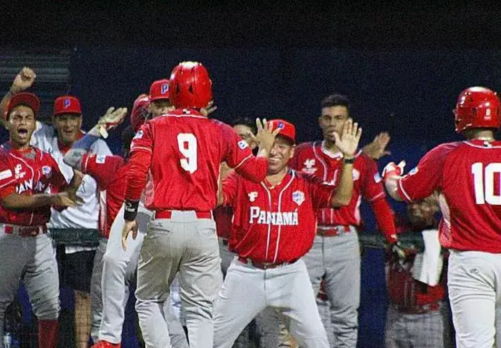 El equipo panameño celebra su histórica clasificación. Fedebeis
