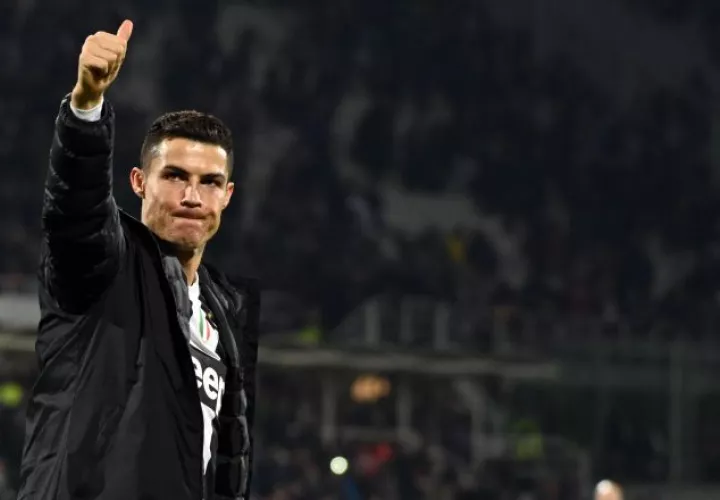 Cristiano saluda a los seguidores de la Juve en el Artemio Franchi. /Foto EFE