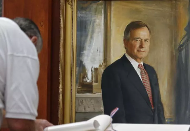 Firman libros de visitas en la Biblioteca y Museo Presidencial de Bush en College Station, Texas, EE.UU. AP