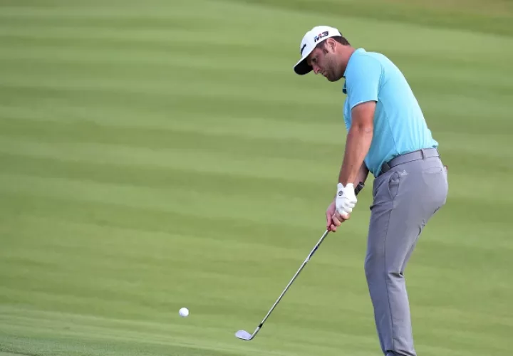 Jon Rahm se perdió la oportunidad de cerrar con un "birdie". /Foto AP