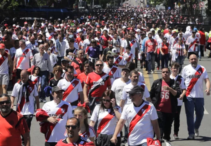 Seguidores de River iban camino al Monumental. /Foto AP