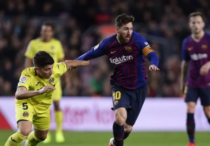 Messi (centro) es marcado por Santiago Cáseres. /Foto AP