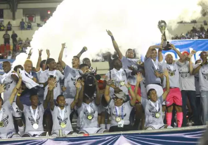 Jugadores del Tauro levantan la Copa y festejan el título del Tornero de Apertura 2018. /Foto Anayansi Gamez