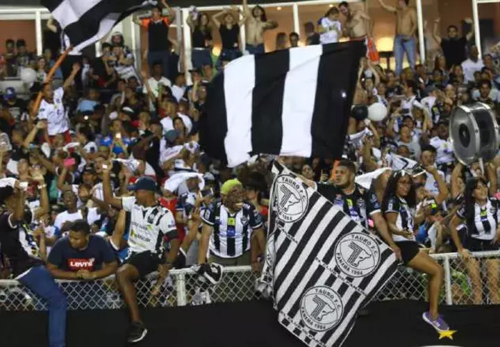 Aficionados "taurinos" celebran en el Rommel. /Foto Anayansi Gamez