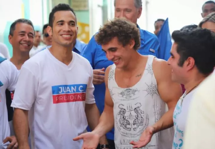 Miguel Herrán, junto al actor panameño Elmis Castillo, en el Casco Antiguo. /Foto Tomada de Instagram.