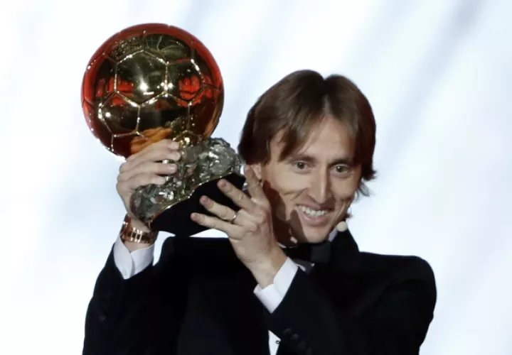 Luka Modric con su Balón de Oro dijo que espera retirarse en el Real Madrid. /Foto AP