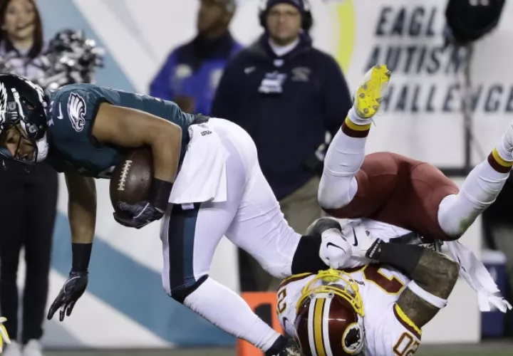 Golden Tate (19) es marcado por Ha Ha Clinton-Dix. /Foto AP