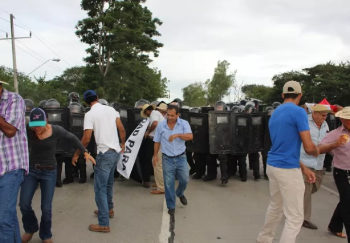 El cierre de calle se registró a la altura del puente sobre el río La Villa, lo cual impidió  el paso de vehículos en la zona. /Foto Thays Domínguez