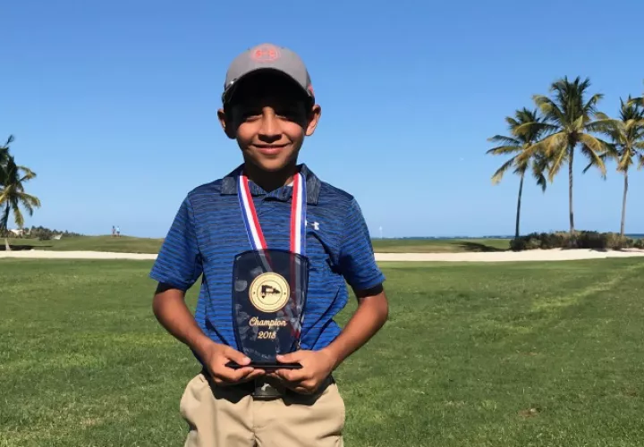 Diego Andrés Alfaro Vallarino posa junto a su trofeo de campeón de la categoría de los 9 años. /Foto Cortesía