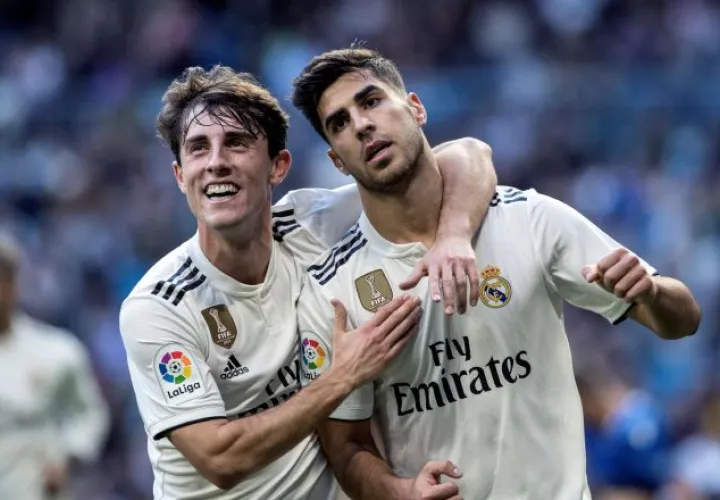 A Marco Asensio (d) se le vio mejor físicamente. /Foto EFE