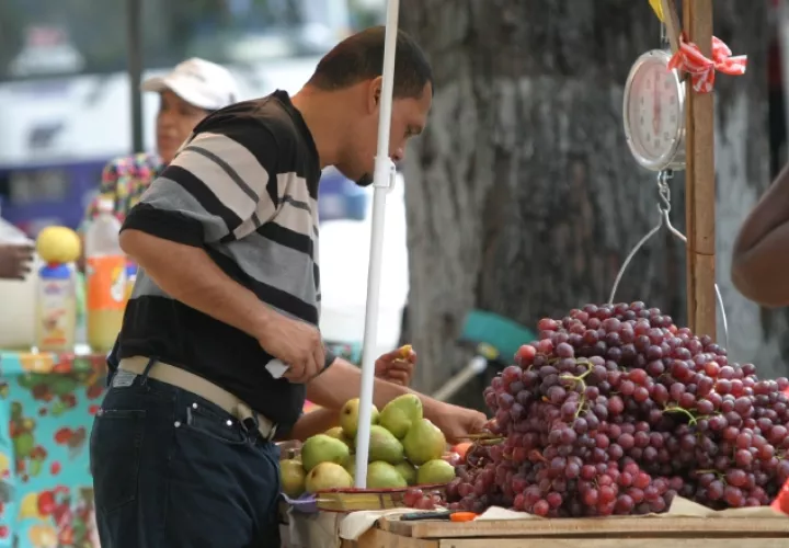 La actividad informal aumenta para la época de fiestas navideñas, ya que las personas buscan un ingreso para llevar a su hogar. Archivo