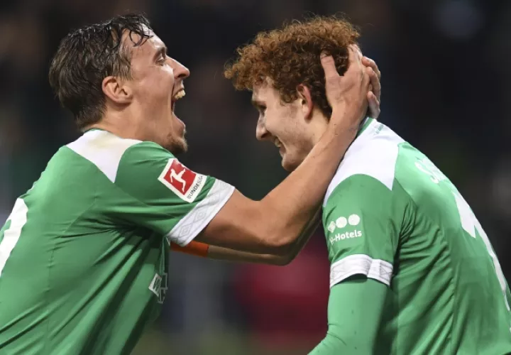Josh Sargent (derecha) celebra su gol con Max Kruse. AP