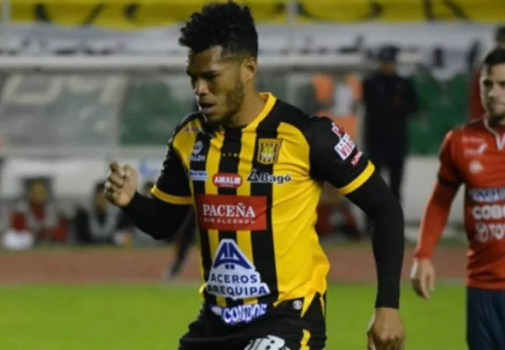 Rolando Blackburn celebra uno de sus goles en Bolivia. /Foto @clubstrongest