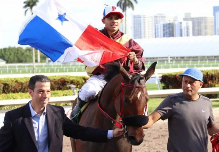 La yegua panameña  Brigantia y el jinete Luis Sáez celebran su victoria en Florida. /Foto @GulfstreamPark 
