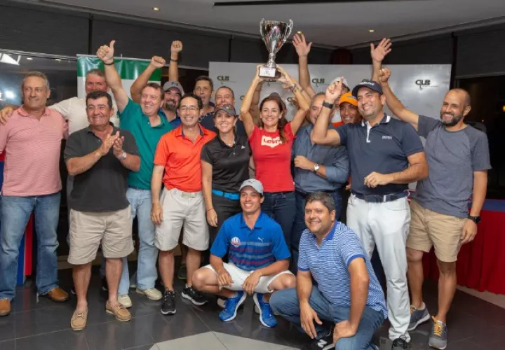 Jugadores del Club de Golf de Panamá posan con su copa. /Foto Cortesía