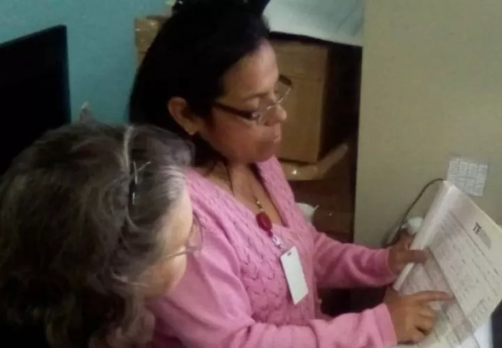 Revisión de firmas, ayer, en el distrito de La Chorrera. /Foto Cortesía