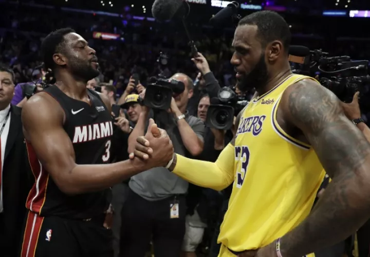 Dwyane Wade,  de Miami (izq.), y LeBron James, de los Lakers. /Foto AP