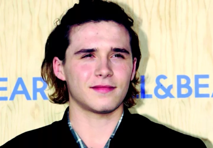 El hijo de David y Victoria Beckham parece que por fin ha encontrado la estabilidad en esta joven maniquí, cuyo nombre es Hana Cross