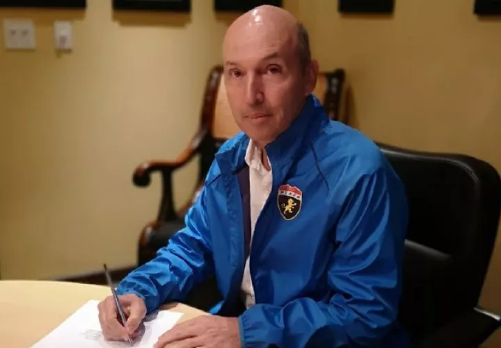 Javier Álvarez firma con el equipo placino. @cdplazaamador