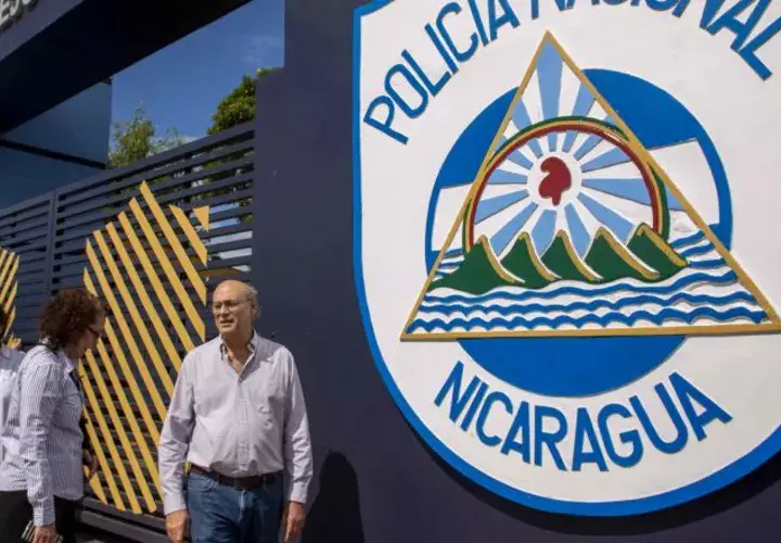 Agentes antidisturbios   golpearon a periodistas  que cubrían una denuncia de un grupo de medios críticos con el gobierno de Ortega. EFE