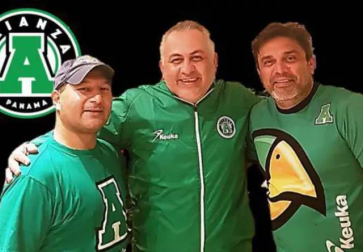 Alberto Valencia (c), técnico de Alianza /Foto @AlianzaFC