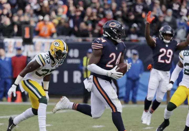 Jordan Howard (24) anota para los Osos. /Foto AP