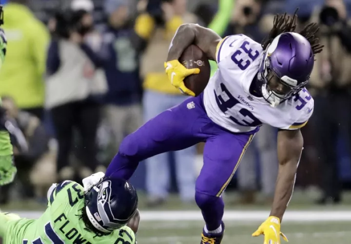 Dalvin Cook (d) en una jugada opción ofensiva para los Vikings. /Foto AP
