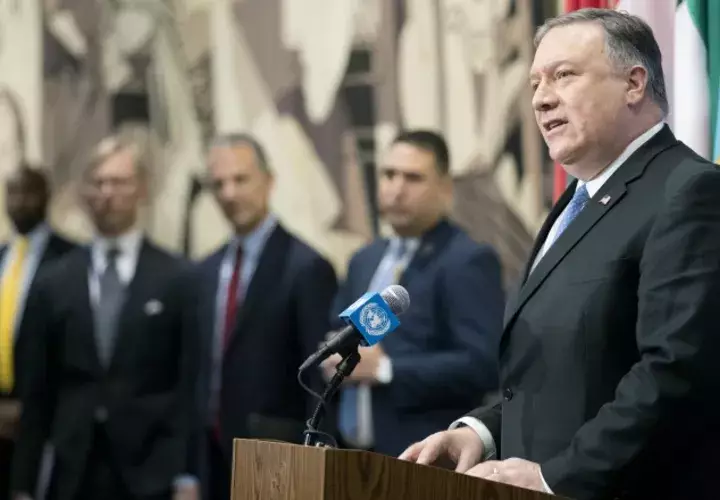 El secretario de Estado de EE.UU., Mike Pompeo (der.), atendiendo preguntas de reporteros en la ciudad de Washington. AP