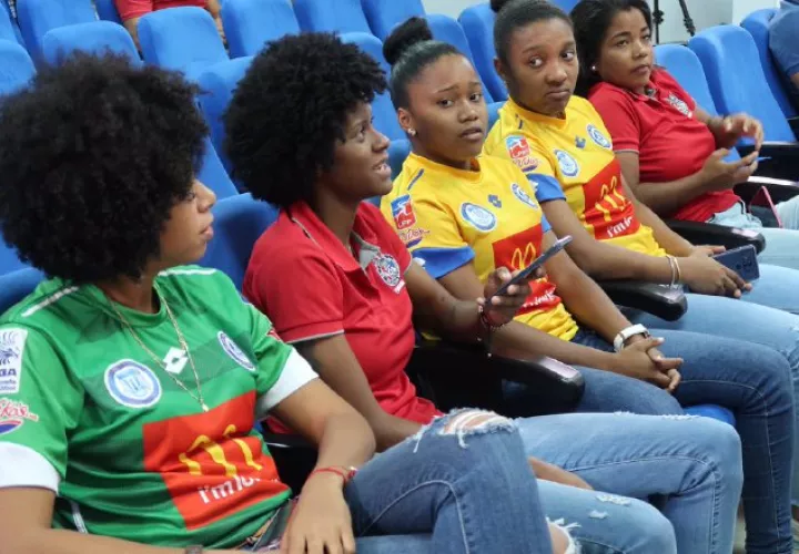 Jugadoras de Universitario y Atlético Nacional. /Foto @LFFpanama