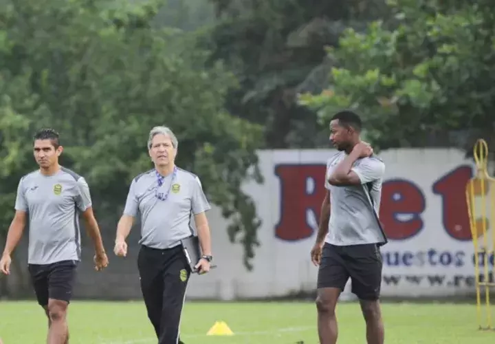 Carlos Restrepo en los entrenamientos de Real España en Honduras. /Foto @rcdespana
