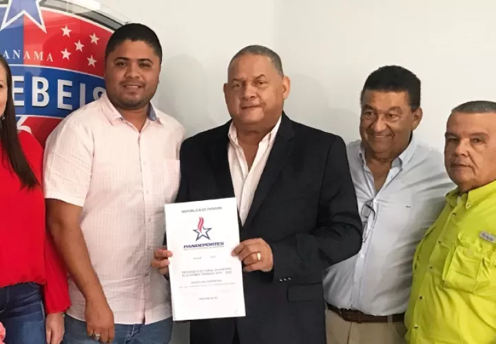 Benicio Robinson junto a su directiva. Foto Fedebeis