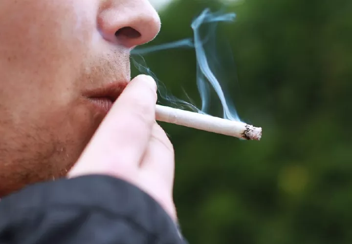 Las personas expuestas al humo de segunda mano son propensas. 