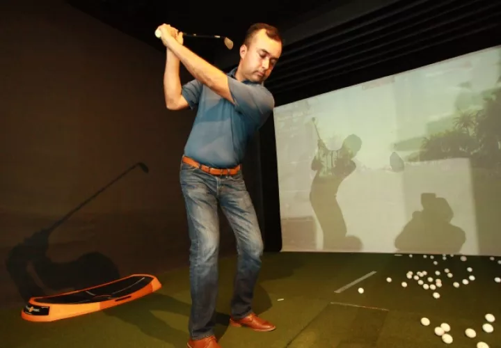 Compromiso: Milton Hidalgo también imparte las clases.  Laboró por varios años en el Club de Golf  de Panamá y en su natal Colombia colaboró  con el Country de Bogotá y el Rincón Grande.