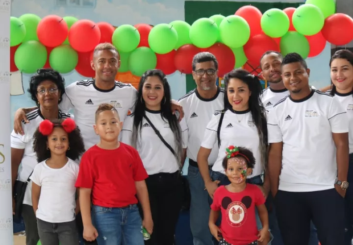 'Gaby' Torres comparte con los niños. /Foto Cortesía