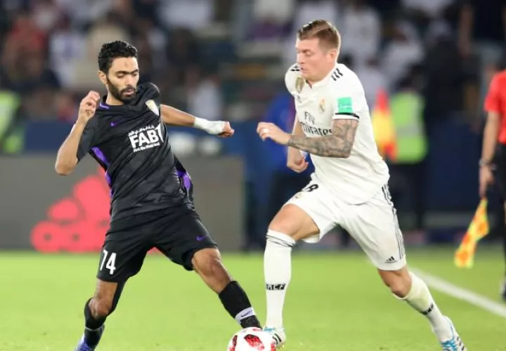 Toni Kroos, del Real Madrid (dcha.), conduce el balón. /Foto AP