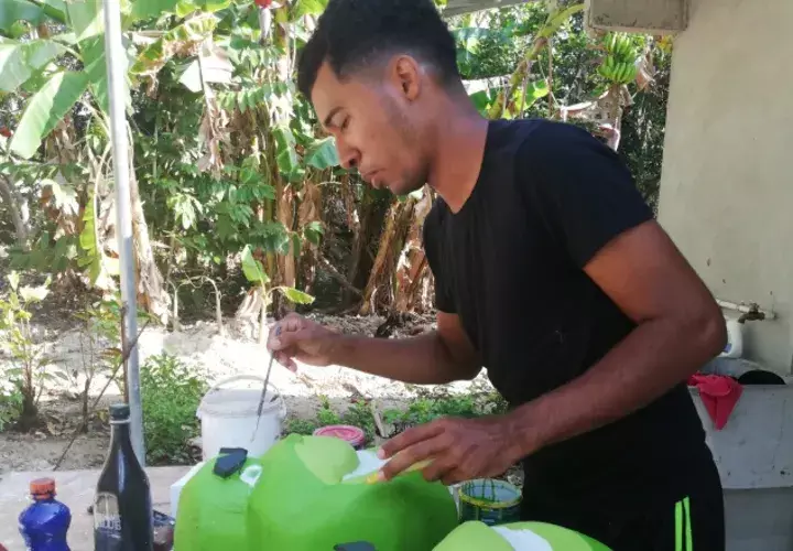 Victor Álvarez puso en exhibición, por primera vez,  10 judas en la vía Interamericana en Chame. /Foto Miriam Lasso